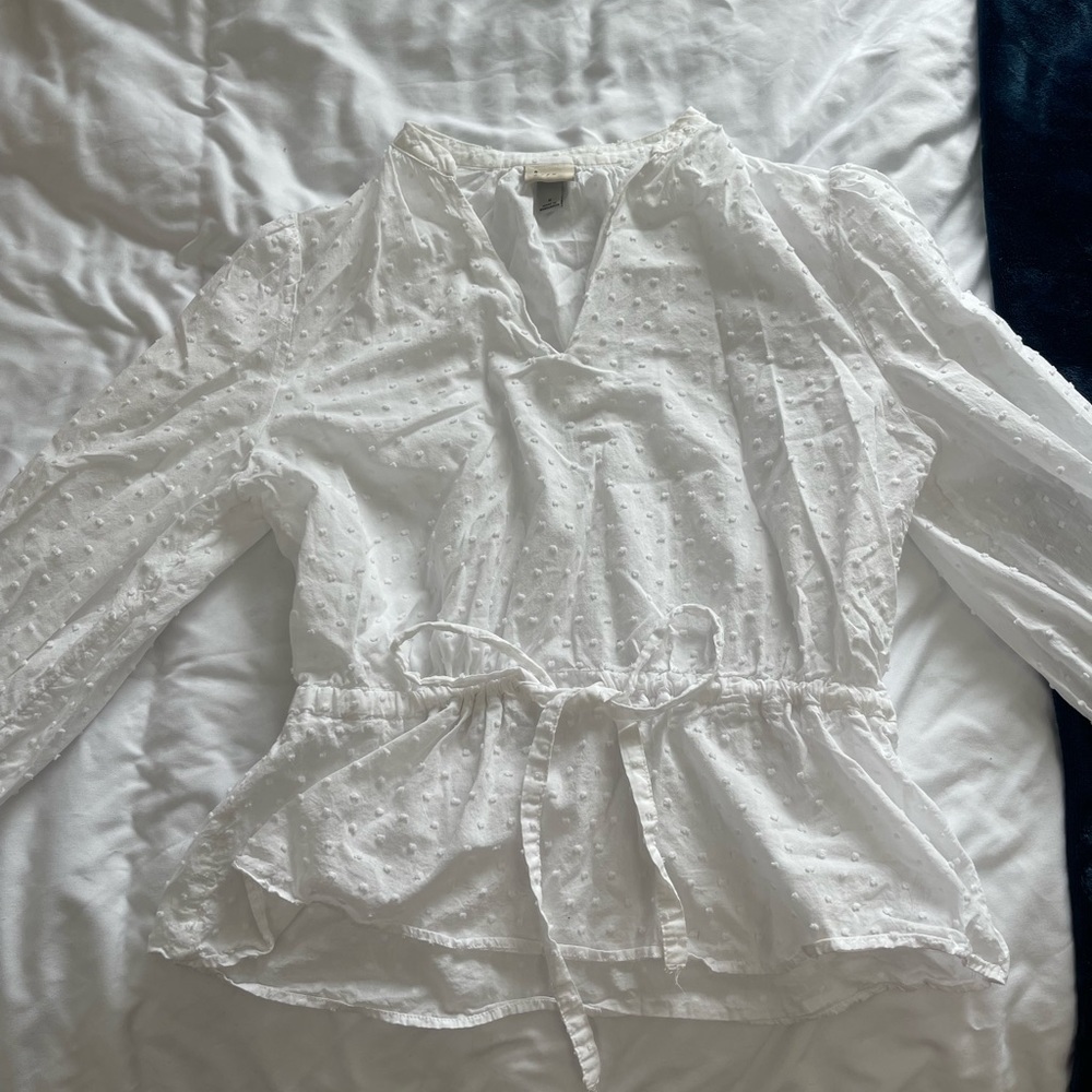 LIKE NEW. White blouse. Size small.